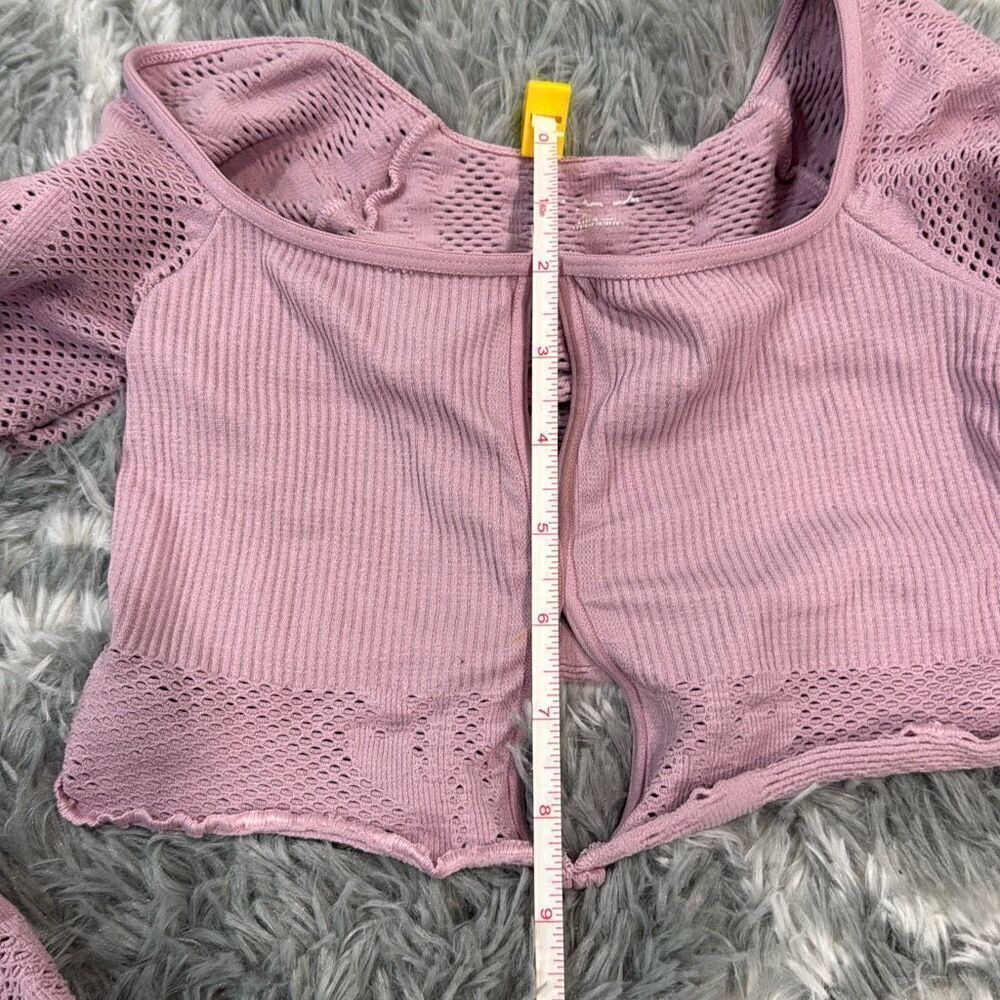 Urban outfitters seamless purple top size Xs Has key hole design and stretches - Picture 4 of 5
